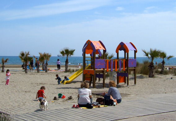 La imagen tiene un atributo ALT vacío; su nombre de archivo es pinar_zona_infantil1.jpg