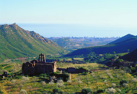 Vista de las ruinas del antiguo Monasterio del Desert de les Palmes