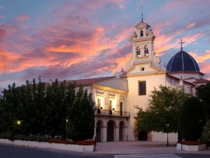 Imagen del Lledó con cielo rojo