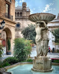 Fuente de la plaza de la pescadería en el fondo la concatedral