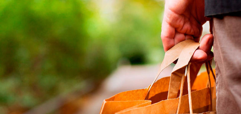 Mano con una bolsa de papel después de ir de tiendas por Castelló